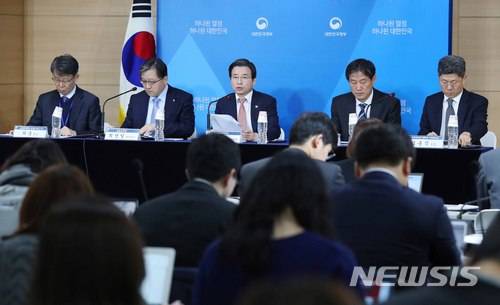 【서울=뉴시스】전신 기자 = 김용범 금융위원회 부위원장이 23일 서울 종로구 정부서울청사에서 가상통화 취급 업소 현장 조사 결과를 발표하고 있다 2018.01.23. photo1006@newsis.com