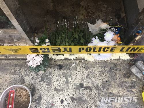 【서울=뉴시스】지난 20일 화재가 발생한 종로구 서울장여관 입구에 놓여져 있는 국화 꽃. 2018.01.22.