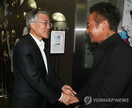 좌측 문재인 대통령, 우측 김중만 사진작가 [연합뉴스 자료사진]