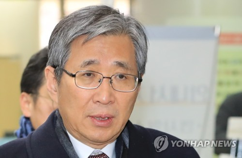 법정향하는 조원동 전 경제수석 (서울=연합뉴스) 서명곤 기자 = 조원동 전 청와대 경제수석이 23일 오후 서울 서초구 서울중앙지법에서 열린 CJ 이미경 부회장 퇴진압박과 관련한 재판에 출석하기 위해 법정으로 향하고 있다.  2018.1.23      seephoto@yna.co.kr