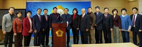 수원시의회 자유한국당·국민의당 "여자아이스하키팀 창단 반대" (수원=연합뉴스) 김인유 기자 = 수원시의회 자유한국당과 국민의당 소속 시의원 17명은 이날 오후 시의회 브리핑룸에서 긴급 기자회견을 열어 염태영 시장이 오전에 발표한 수원시청 여자아이스하키팀 창단 발표를 철회하라고 요구했다. 2018.1.23       hedgehog@yna.co.kr