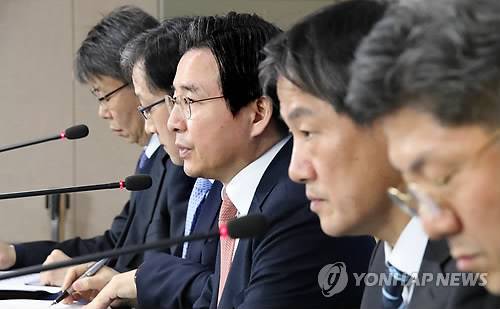 가상통화 대책을 발표중인 김용범 금융위 부위원장