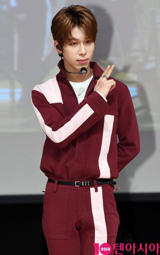 신인그룹 타겟(슬찬, 지아이, 제스, 현, 로이, 바운, 우진) 바운이 24일 오후 강남구 청담동 일지아트홀에서 열린 첫 번째 미니앨범 ‘얼라이브(Alive)’ 데뷔 기념 쇼케이스에 참석하고 있다.