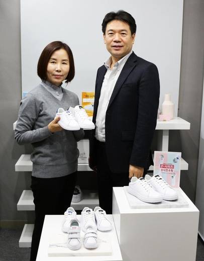 평창 스니커즈를 제작한 박찬욱 지에이치홀딩스 회장(오른쪽)과 박경희 사장이 자사 쇼룸에서 평창 스니커즈를 들고 포즈를 취했다./사진=지에이치홀딩스 제공