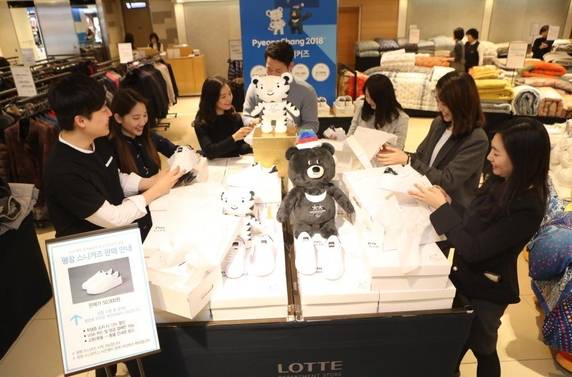 롯데백화점 본점 행사장에서 고객들이 평창 스니커즈를 둘러보고 있다./사진=롯데백화점 제공