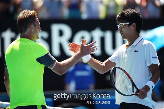 호주오픈 남자 단식 8강전을 마친 뒤 정현과 테니스 샌드그렌이 악수를 나누고 있다. ⓒ 게티이미지
