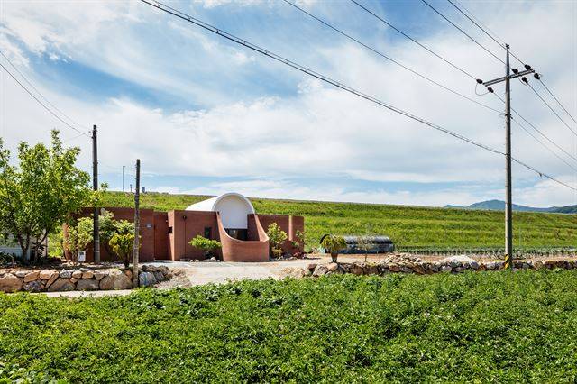 세 아들이 노모를 위해 지은 경남 하동군의 볼트하우스. 펠리컨 부리처럼 축 늘어진 정면이 인상적이다. 신경섭 건축사진작가 제공