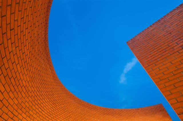 창 밖마다 묵직하게 굽이치는 벽돌 담장은 논밭으로 둘러싸인 땅에서 그 자체로 풍경이 된다. 신경섭 건축사진작가 제공