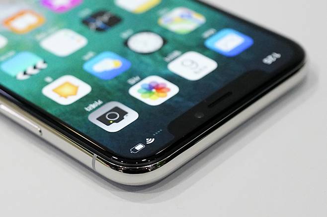 아이폰X의 디스플레이는 본체 형상에 맞춰 설계되어 있다.