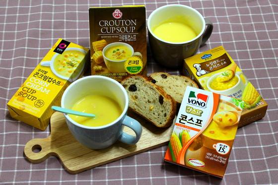 주요 식품 업체들의 즉석 수프. 사진 왼쪽 위부터 시계 방향으로 청정원 '우리쌀 콘크림컵수프', 오두기 '크루통컵스프 콘크림', 폰타나 '뉴질랜드 콘치즈스프', 보노 '컵스프 콘스프'.