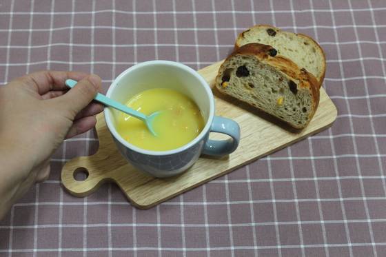 컵수프는 컵에 수프 가루와 뜨거운 물을 붓고 잘 저어준 후 1분 정도 기다리면 완성된다.