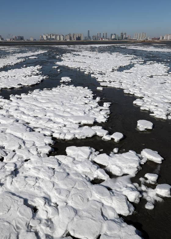 바다 위로 얼어붙은 얼음이 떠다닌다. 마치 추운 겨울왕국에서나 볼 듯한 장면이다. 바다 건너편으로 인천 송도 스카이라인이 보인다.오이도=최승식 기자