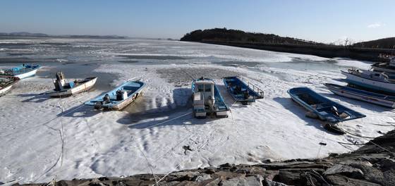 24일 오전 인천 영종도 예단포항에 어선들이 얼음 속에 갇혀 있다. 최승식 기자
