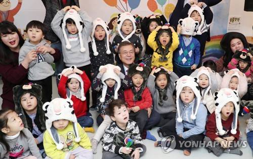 문 대통령, '어린이들과 수호랑과 반다비 모자쓰고 ' (서울=연합뉴스) 김주형 기자 = 문재인 대통령이 24일 오전 보육정책과 관련한 현장 방문으로 서울 도봉구 한그루 어린이집을 방문해 어린이들과 마술공연 관람을 마치고 기념촬영을 하고 있다. 2018.1.24      kjhpress@yna.co.kr