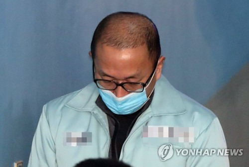 차은택, 항소심 공판 참석 (서울=연합뉴스) 최재구 기자 = 광고사 지분 강탈 시도 등 혐의로 실형을 선고받은 광고감독 차은택 씨가 항소심 공판에 참석하기 위해 24일 서울 서초구 중앙지법으로 들어서고 있다. 2018.1.24      jjaeck9@yna.co.kr
