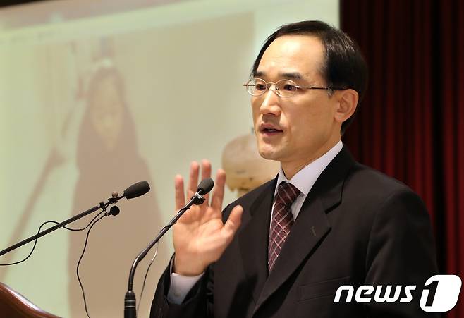 25일 전북 전주시 전주지방검찰청에서 김한수 차장검사가 친부와 내연녀의 폭행으로 숨진 고준희 양 수사 관련 최종 브리핑을 하고 있다.2018.1.25/뉴스1 © News1 문요한 기자