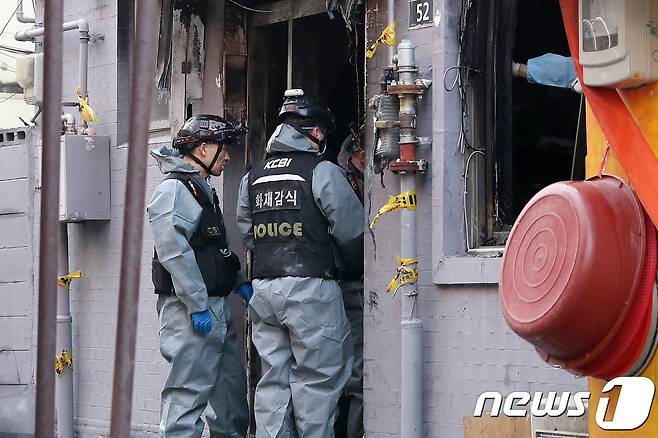 지난 20일 오전 서울 종로5가 여관 방화현장에서 경찰 과학수사대 대원들이 화재감식을 벌이고 있다. 2018.1.20/뉴스1 © News1 민경석 기자