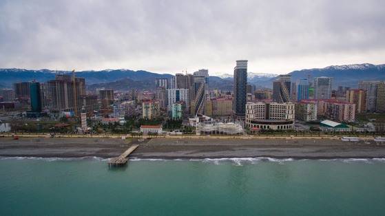 이름과 달리 푸르렀던 흑해. 그리고 뒤에 보이는 코카서스 산맥.