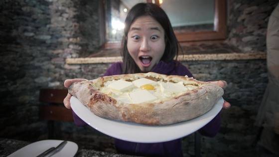 얼굴보다 큰 치즈빵.