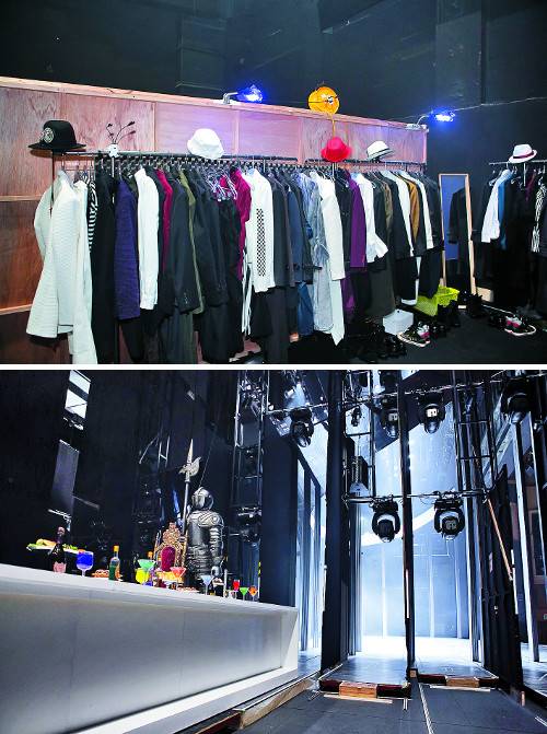 뮤지컬 ‘햄릿: 얼라이브’의 무대 뒷모습. 관객들은 지난 18일과 24일 백스테이지 투어를 하면서 배우들의 의상이 있는 공간(왼쪽 사진)과 연회장 음식 소품이 진열되고 조명이 설치된 장소(오른쪽)를 둘러봤다. 강봉훈 협력 연출가와 배우 양준모 임현수가 관객들을 만났다. ‘타이타닉’도 관객들을 대상으로 100회 공연 기념 백스테이지 투어를 진행한다.   CJ E&M 제공