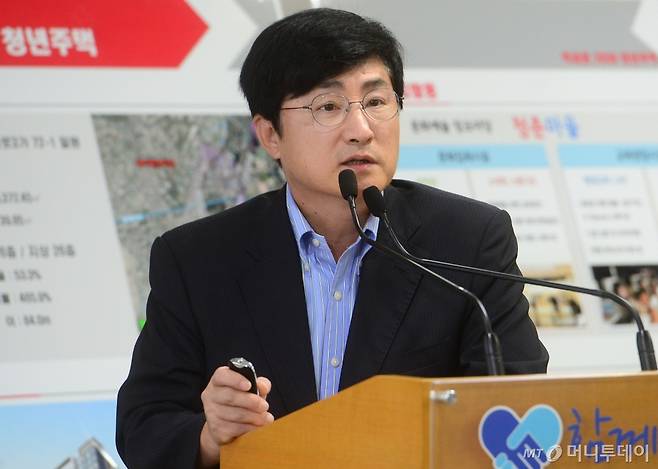 정유승 서울시 주택건축국장이 1일 오후 서울 중구 서울시청에서 '역세권 2030청년주택' 연내 2만5천호 사업 착수와 관련된 내용을 브리핑하고 있다. /사진제공=뉴스1