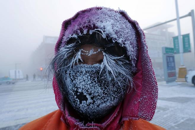 올 겨울 아시아를 강타한 북극한파로 인해 지난 24일 중국 북부 후룬베이얼시에서 일하는 한 노동자의 얼굴에 얼음이 맺혔다. /AFPBBNews=뉴스1