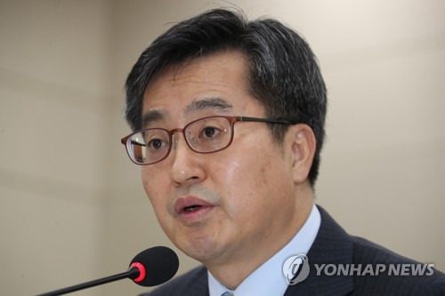답변하는 경제부총리 (서울=연합뉴스) 백승렬 기자 = 김동연 경제부총리가 25일 국회에서 열린 4차 산업혁명 특별위원회 전체회의에서 의원들의 질의에 답변하고 있다. 2018.1.25      srbaek@yna.co.kr