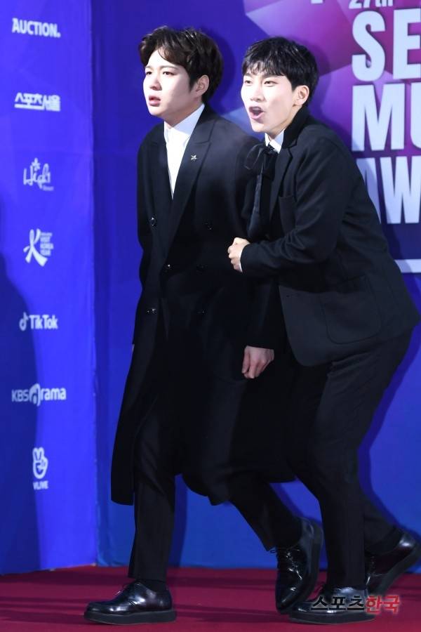 제27회 하이원 서울가요대상 레드카펫 행사에 참석하고 있는 비투비 이창섭 서은광. 사진=장동규 기자 jk31@hankooki.com