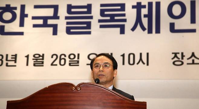 26일 오전 서울 여의도 국회의원회관에서 열린 한국블록체인협회 창립기념식에서 진대제 초대 회장이 인사말을 하고 있다. 이정우 선임기자 woo@hani.co.kr