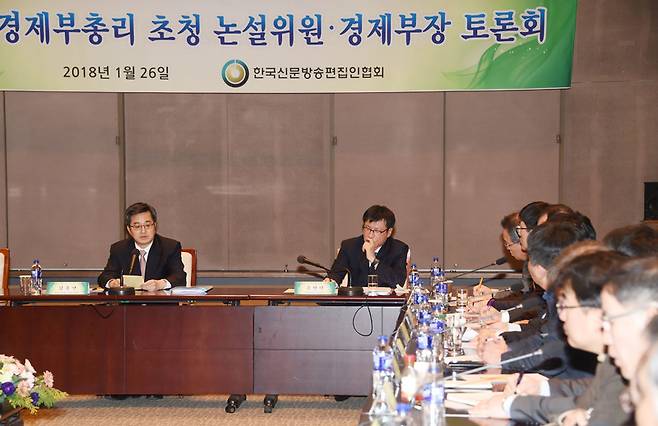 김동연 부총리 겸 기획재정부 장관이 26일 서울 프레스센터에서 열린 한국신문방송편집인협회 토론회에서 각 신문사, 방송사의 경제부장 및 논설위원들과 경제현안에 대해 토론하고 있다. 기획재정부 제공