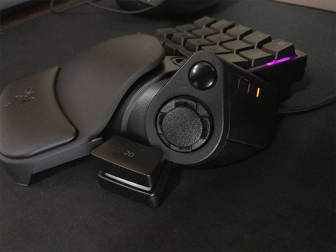 조이스틱은 최대 8방향으로 움직인다