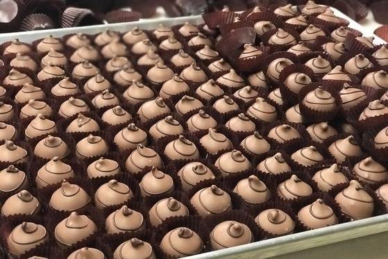 인천공항 제2청사 면세점 안에 지난 18일 문을 연 카카오봄 매장에 갈 프랄린 초콜릿을 준비하고 있다.