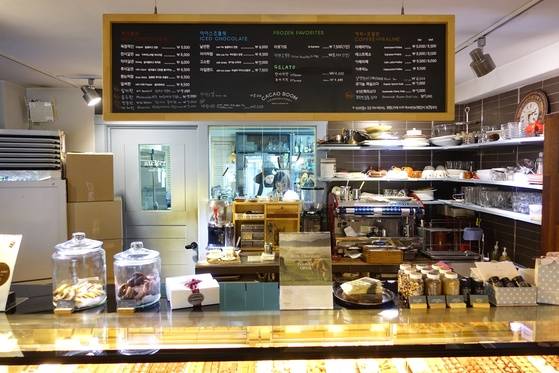 진열장 위로는 메뉴판이 걸려있고, 뒤로는 작은 준비실과 수제 초콜릿을 만드는 공방이 있다. 진열장~공방 면적이 홀보다 넓어 보였다.