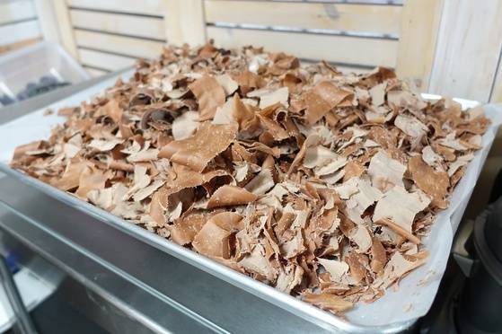 커버추어 초콜릿을 녹여서 제품으로 만들기 위해 1차 가공해놓은 다크 초콜릿.