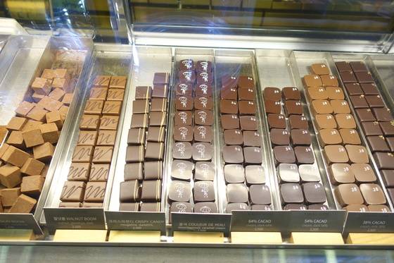 진열장에 내놓은 ‘꿀색’ 초콜릿. 농도를 다르게 한 초콜릿 제품은 숫자로 표시를 했다.