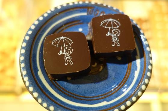 접시에 담은 ‘꿀색’ 초콜릿.