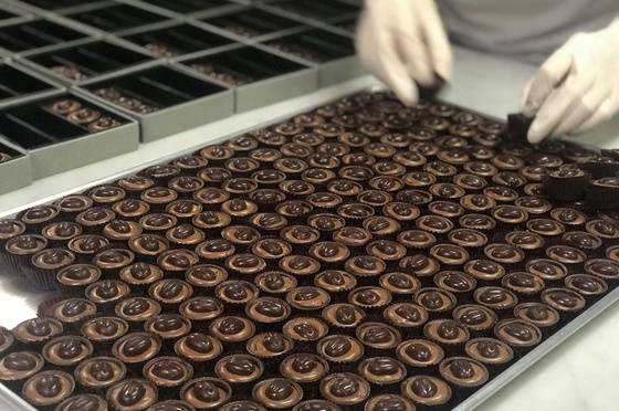 인천공항 제2청사 면세점 안에 지난 18일 문을 연 카카오봄 장에 갈 프랄린 초콜릿을 준비하고 있다.