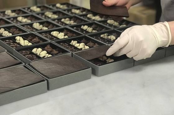 인천공항 제2청사 면세점 안에 지난 18일 문을 연 카카오봄 매장에 들어갈 프랄린 초콜릿을 포장하고 있다.