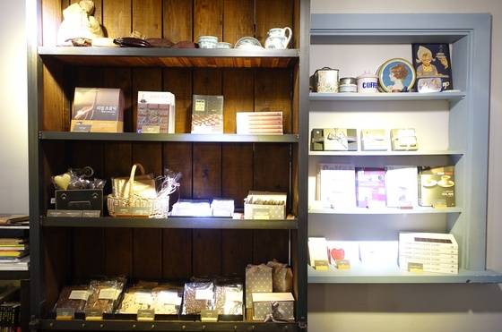카페에서는 초콜릿·커피·공정무역 관련 책도 판매한다. 왼쪽 장식장에는 고영주 대표의 저서인 『초콜릿 학교』 『리얼 초콜릿』 『초콜릿 수첩』 을 진열했고, 오른쪽에는 커피·공정무역 관련 책이 놓여있다. 고 대표는 2006년부터 한국공정무역협회 출범 때부터 이사로 참여하고 있다.