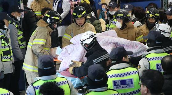 26일 오전 경남 밀양시 가곡동 세종병원에서 불이나자 소방대원들이 긴급히 환자를 옮기고 있다.연합뉴스]