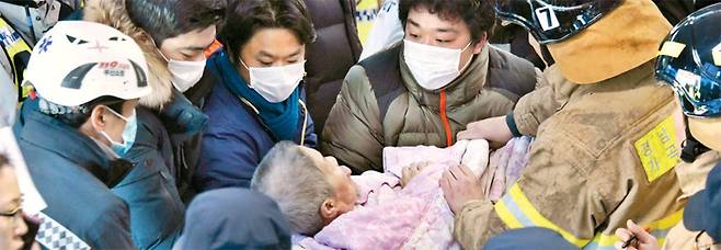 26일 오전 화재가 발생한 경남 밀양시 가곡동 세종병원에서 소방대원들이 구조된 환자들을 병원으로 이송하고 있다. [사진 제공 = 경남도민일보]