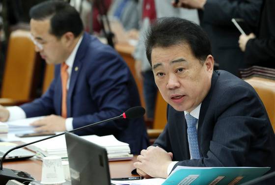 김성수 더불어민주당 의원이 13일 오후 서울 여의도 국회 과학기술정보방송통신위원회의 방송통신위원회 등에 대한 국정감사에서 MBC노조의 국정감사장 앞 침묵시위에 대한 유감을 표명하고 있다. 2017.10.13/뉴스1  <저작권자 © 뉴스1코리아, 무단전재 및 재배포 금지>
