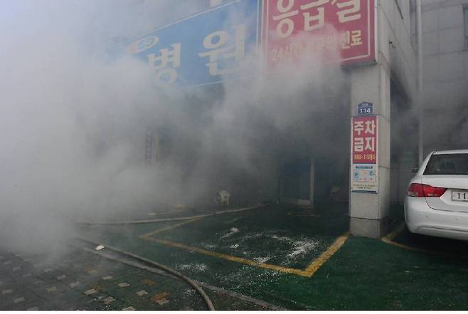 26일 오전 7시 32분쯤 부산 경남 밀양시 가곡동 세종병원에서 화재가 발생해 소방대원들이 화재를 진압하고 있다.2018.1.26/뉴스1