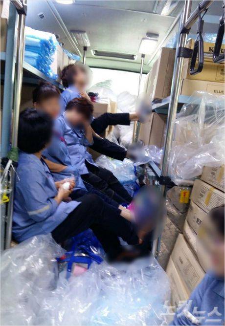 좁은 버스에 몸을 싣고 보안구역 내 작업장으로 가는 청소노동자 (사진=송영훈 기자)