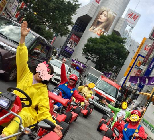 시부야역 인근을 달리는 마리오, 요시, 피카츄들