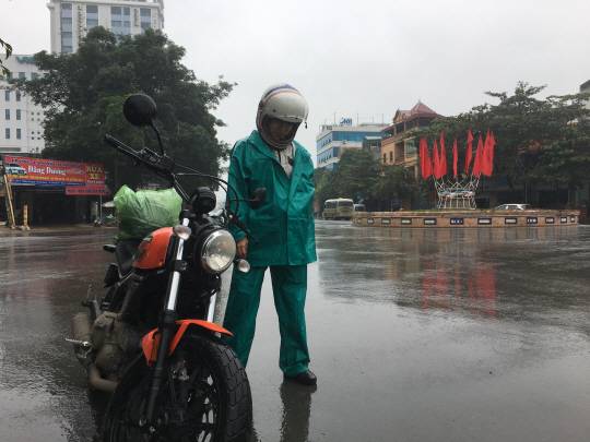 저저번 투어 도중 비가 내리길래 온양온천 시장에서 조달(2만원)한 비옷이 처량한 분위기를 더해줍니다. 발목을 조여주는 고무줄이 없어서 빗물이 새어들지 워우워