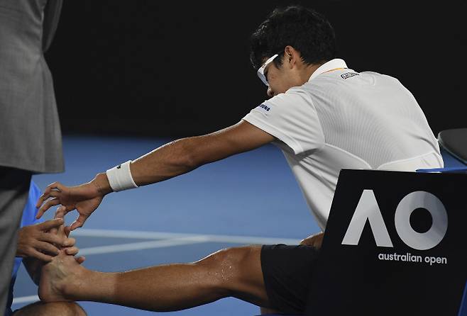 2018 호주 오픈 남자 단식 준결승에서 정현이 2세트 경기를 잠시 중단하고 부상 부위를 확인하고 있다. AP연합