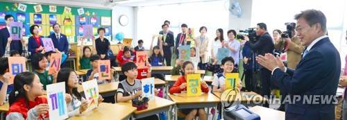 문재인 대통령이 작년 5월 15일 서울 은정초등학교에서 고농도 미세먼지 발생 시 생활 속 대처방법 교육을 참관한 뒤 박수 치는 모습. [연합뉴스 자료사진]