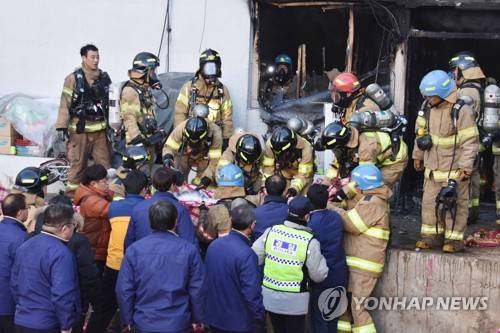 밀양 세종병원 화재 사망자 수습 (서울=연합뉴스) 26일 오전 대형 화재 참사가 일어난 경남 밀양시 가곡동 세종요양병원에서 소방대원들과 경찰들이 사망자를 수습하고 있다.  [경남도민일보 제공=연합뉴스]      photo@yna.co.kr