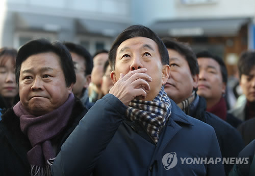 김성태 원내대표  세종병원 화재현장 방문 (밀양=연합뉴스) 김동민 기자 = 자유한국당 김성태 원내대표가 26일 오후 경남 밀양 세종병원 화재 현장을 찾아 둘러보고 있다.     image@yna.co.kr